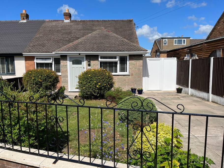 Idyllic Bungalow, Ideal Location In West Lancashire Burscough Exterior foto